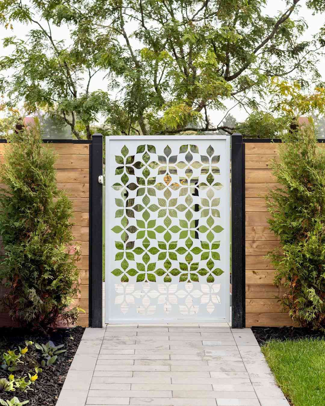 Porte détaillée sur portail en bois