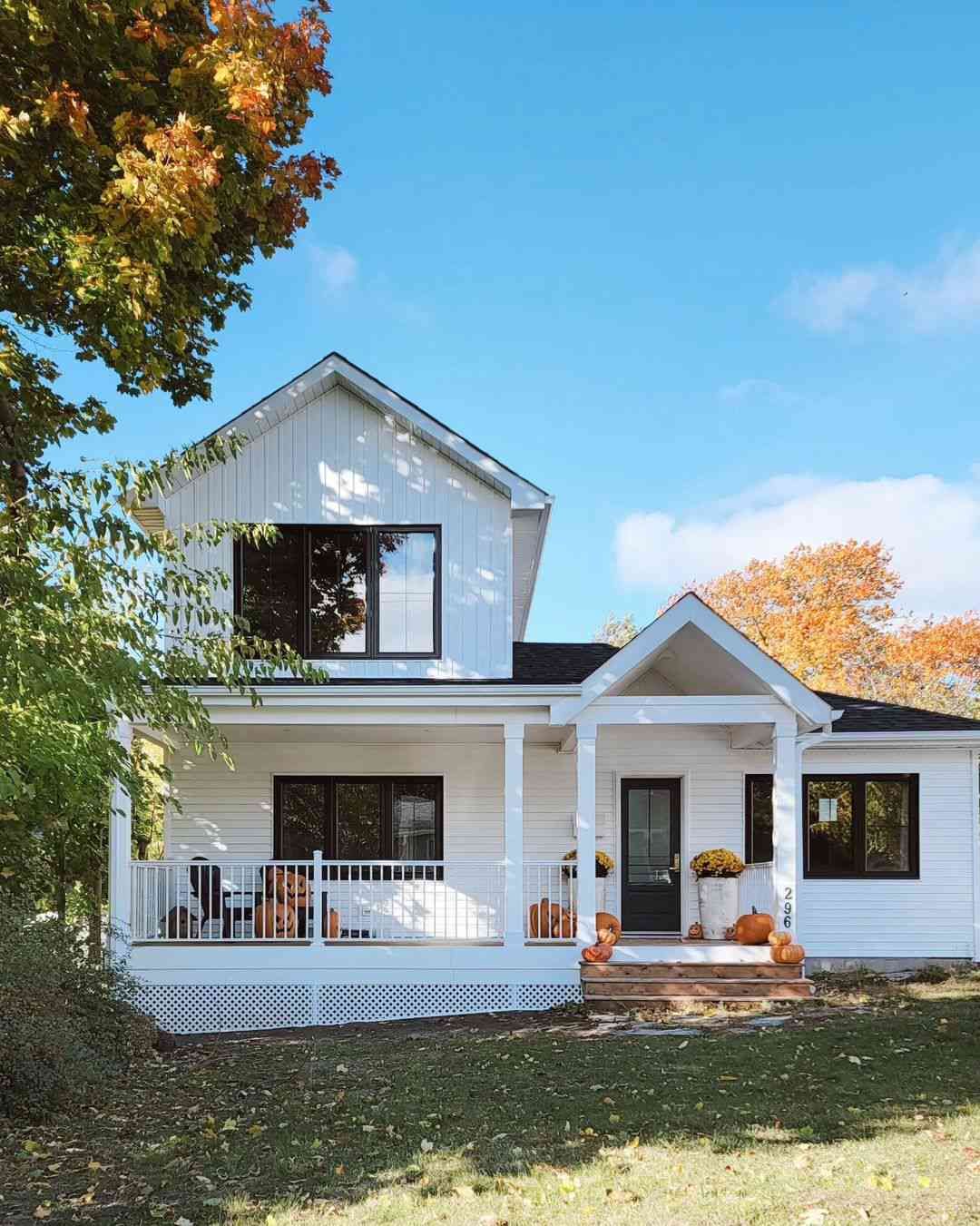 Maison blanche avec porche d'entrée clôturé