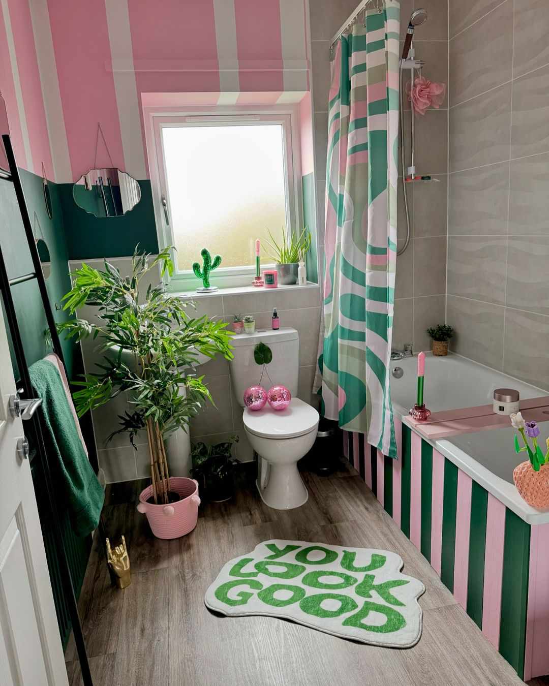 baignoire et fenêtres peintes 