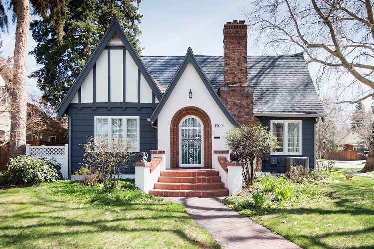 couleurs de l'extérieur d'une maison tudor moderne et grise 