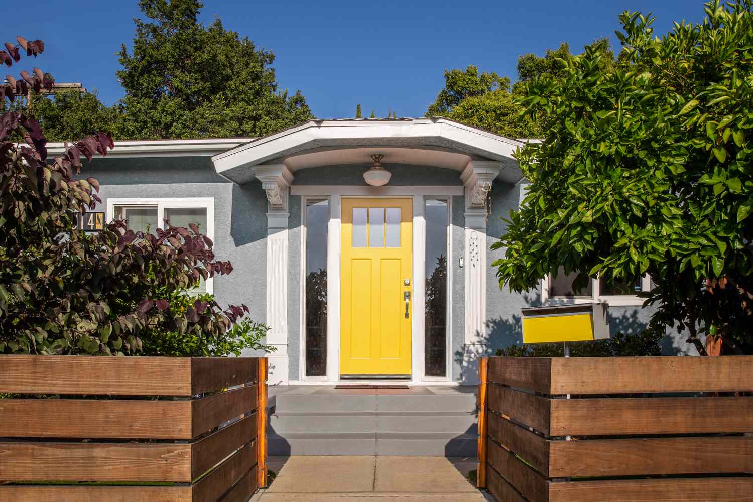 couleurs de maison grise moderne avec porte jaune