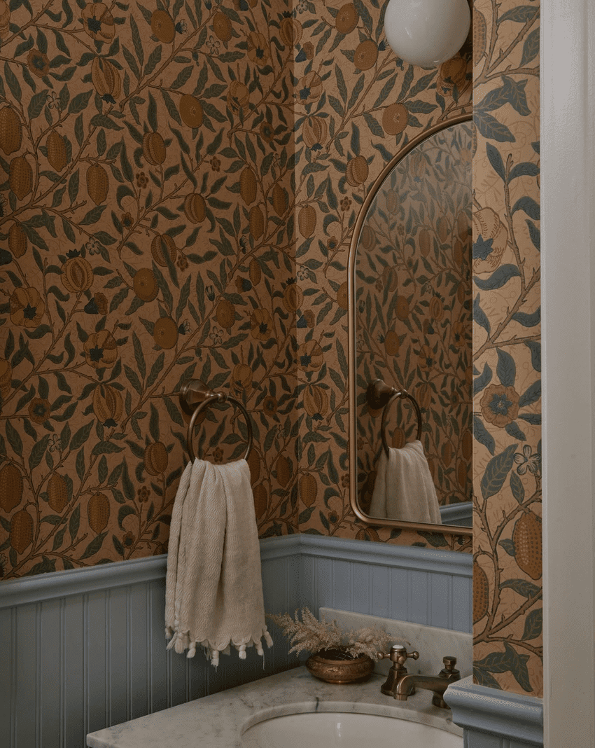 contraste de couleurs avec du papier peint et du shiplap