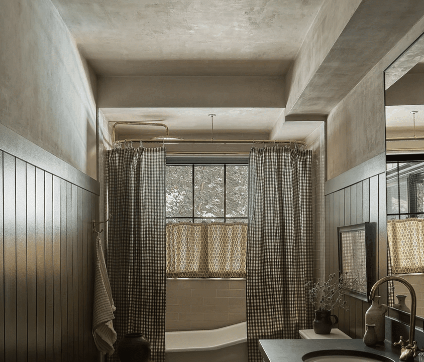 rideaux de douche vichy dans la salle de bain