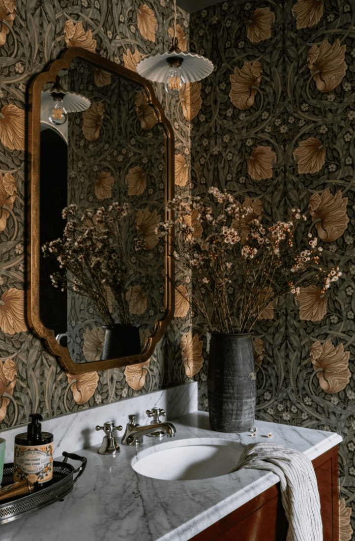vase en pierre avec fleurs dans la salle de bain