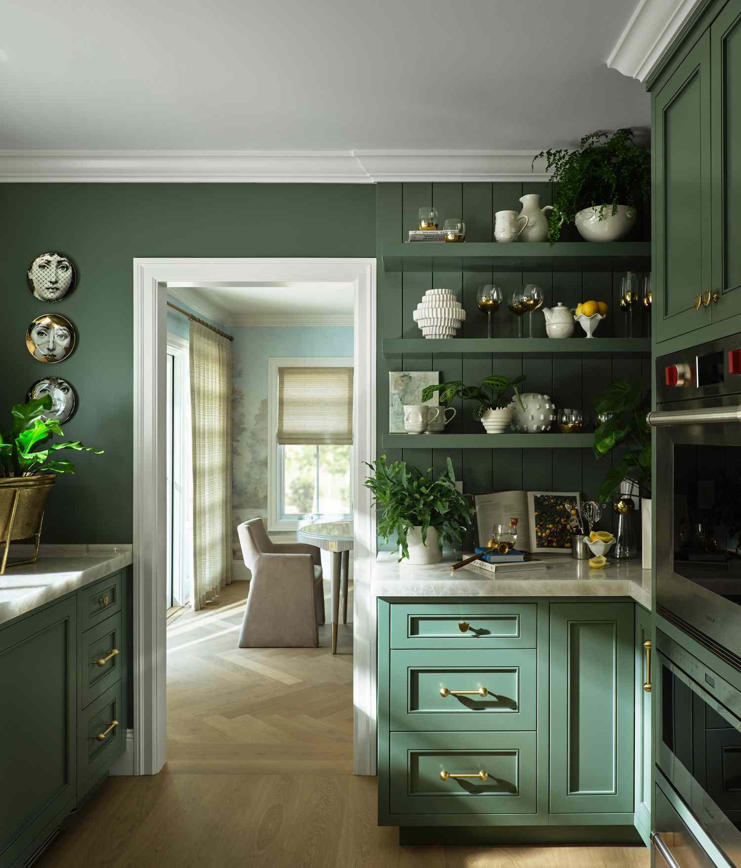 Garde-manger rustique contemporain avec murs et armoires vert sauge foncé
