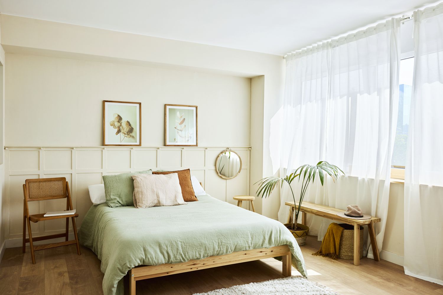 Oreillers sur un lit en bois basique avec une couette verte