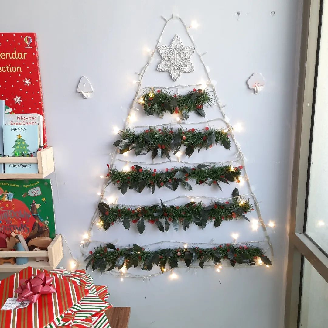 Un arbre de Noël bricolé à partir de fausses branches et de guirlandes lumineuses.