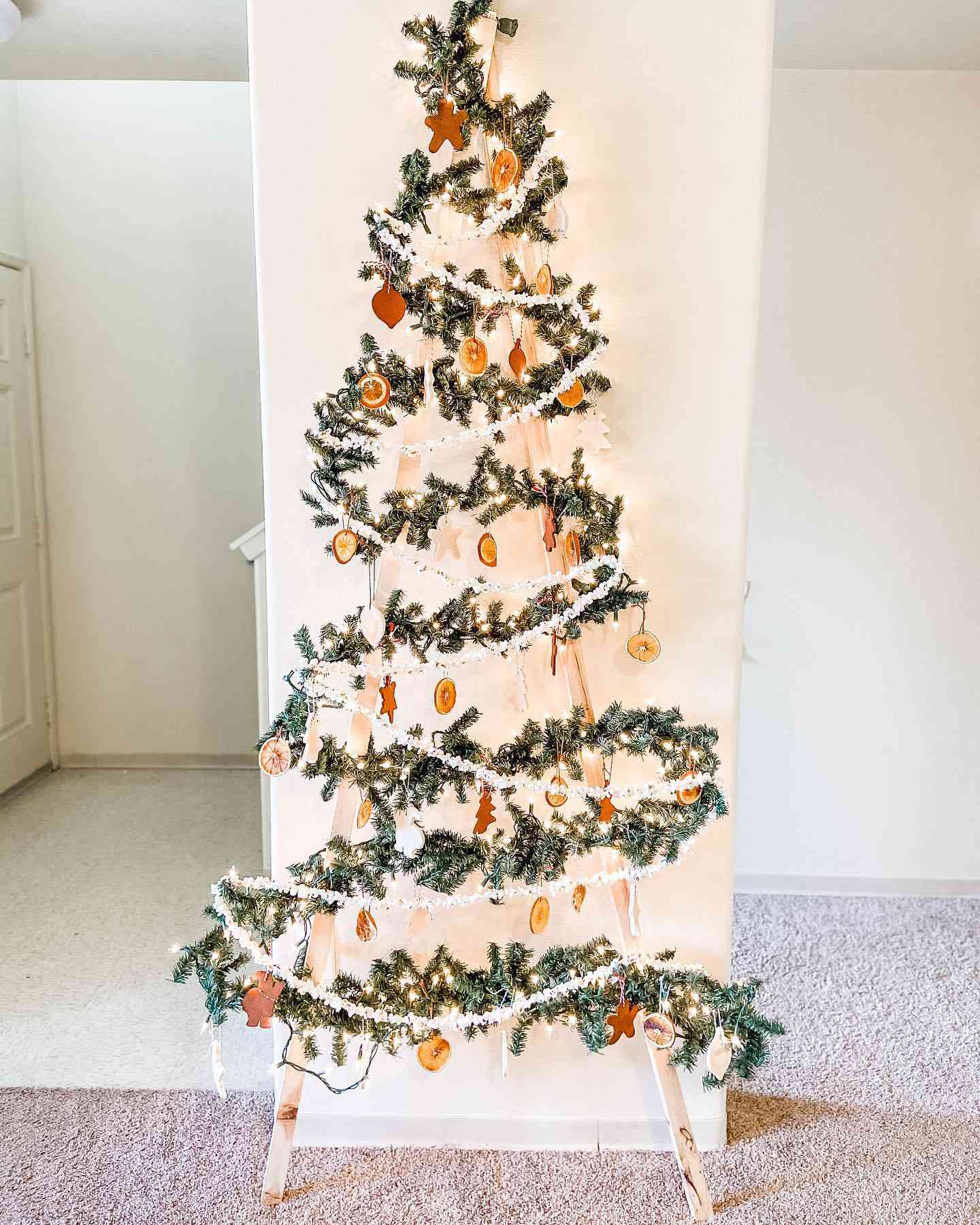 Un arbre à échelle en bois décoré comme un arbre de Noël