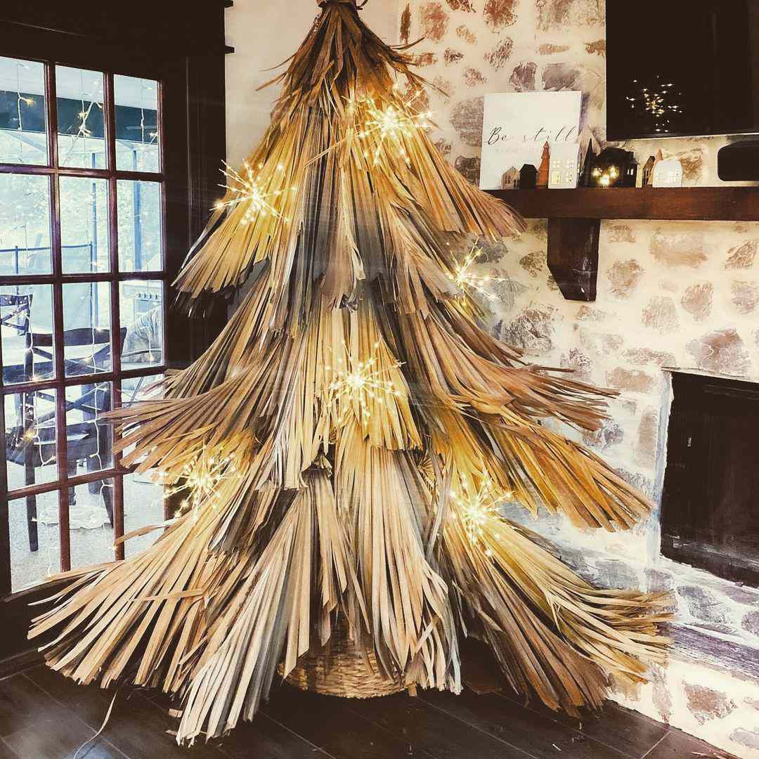 Un arbre de Noël bricolé avec des palmes séchées.