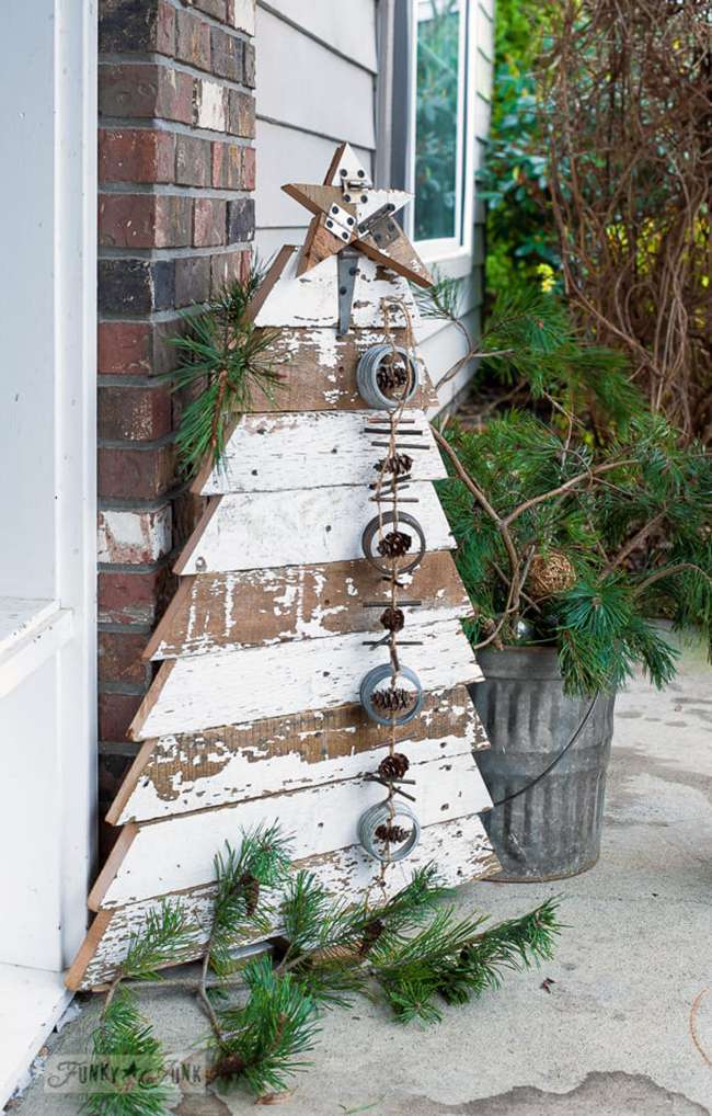 Un arbre de Noël extérieur fait de bois récupéré.
