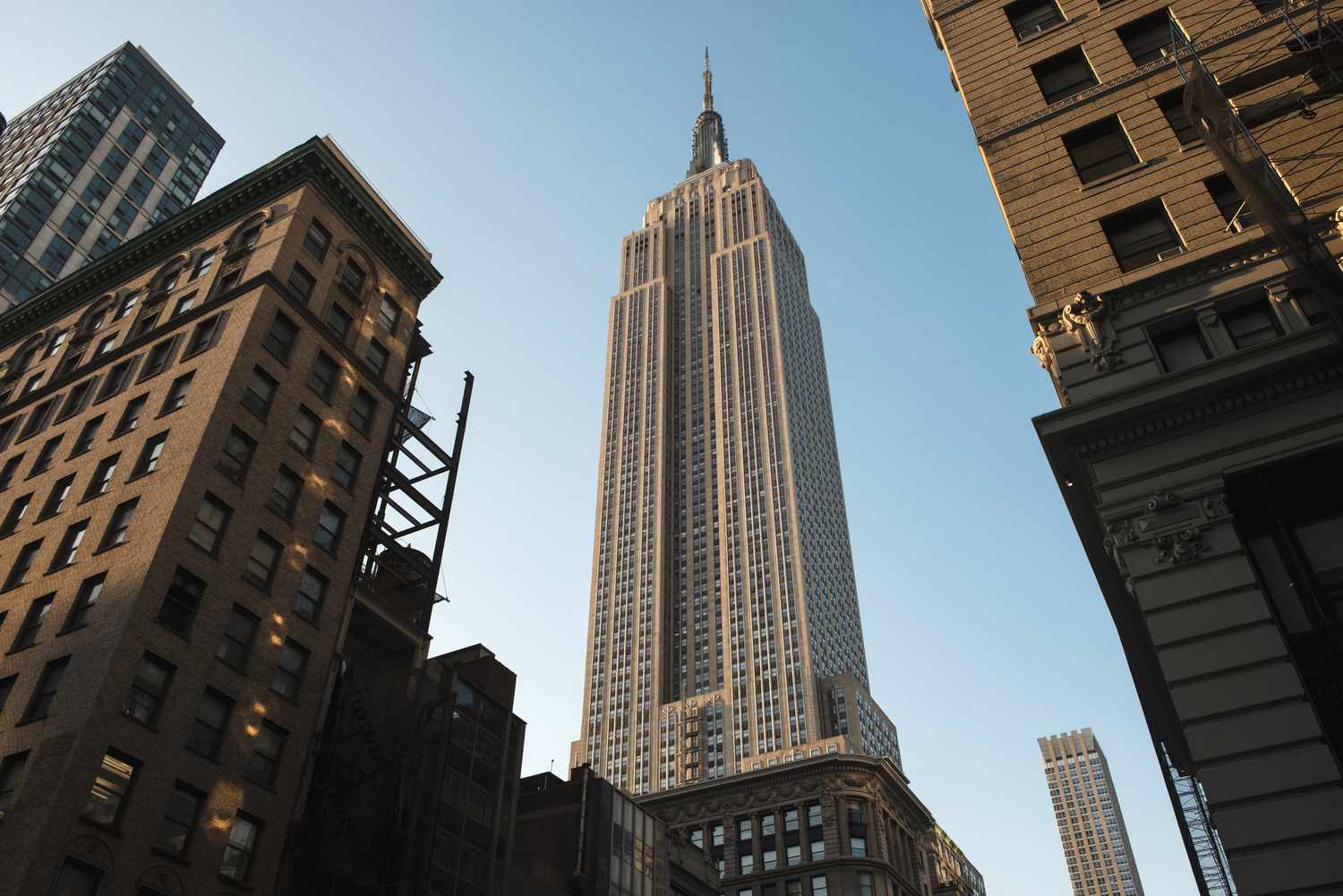 Vue de l'Empire State Building depuis le sol.