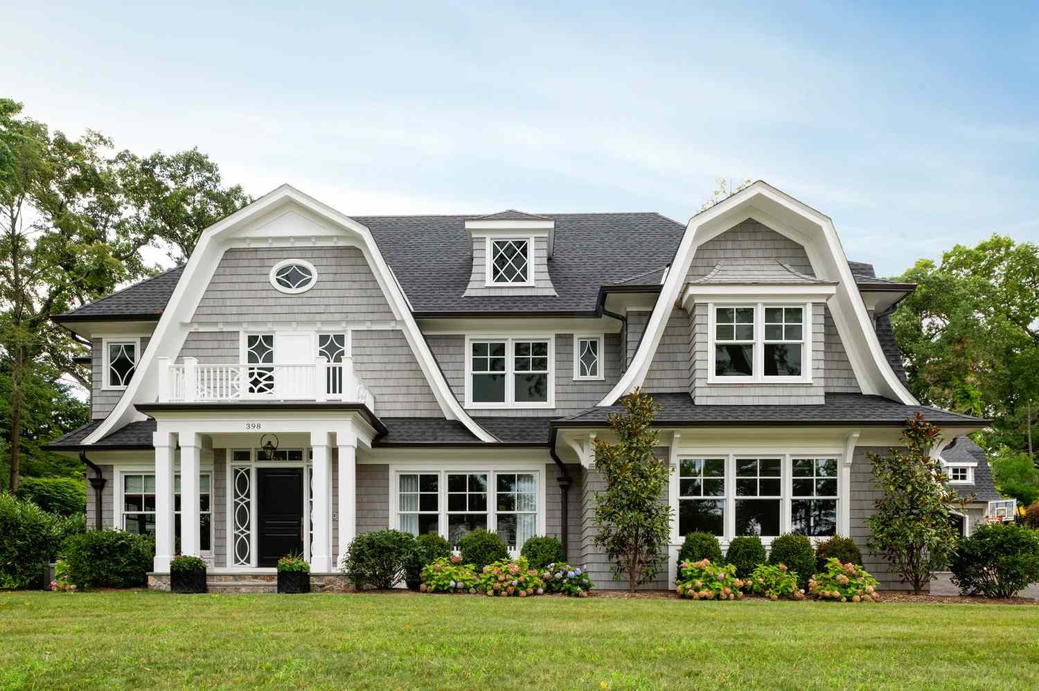 maison coloniale hollandaise grise