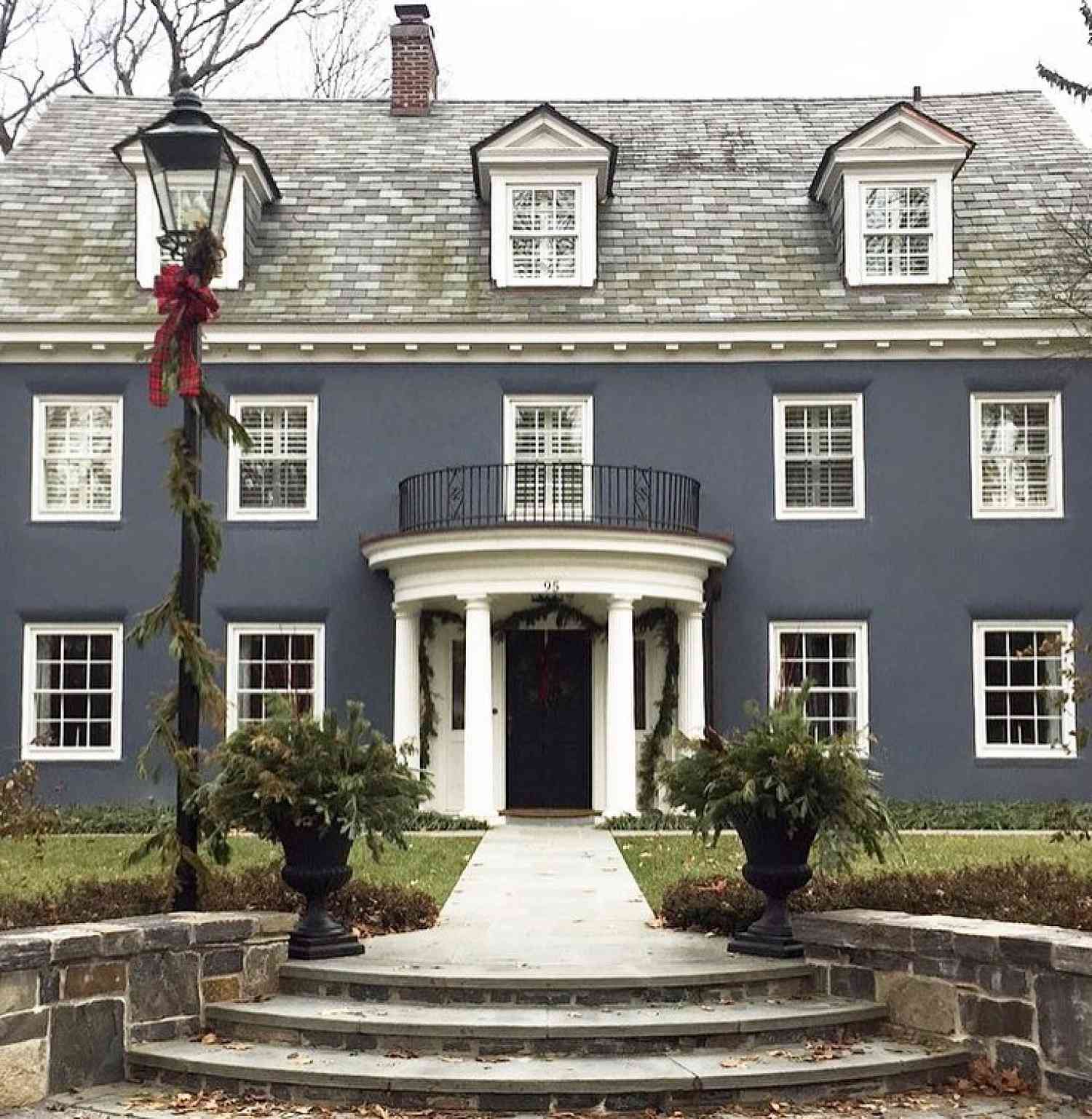 maison coloniale gris foncé