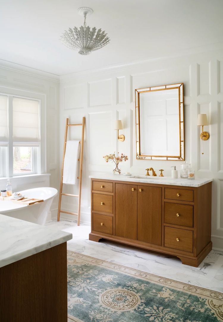 salle de bain blanche avec des accents de bois chauds