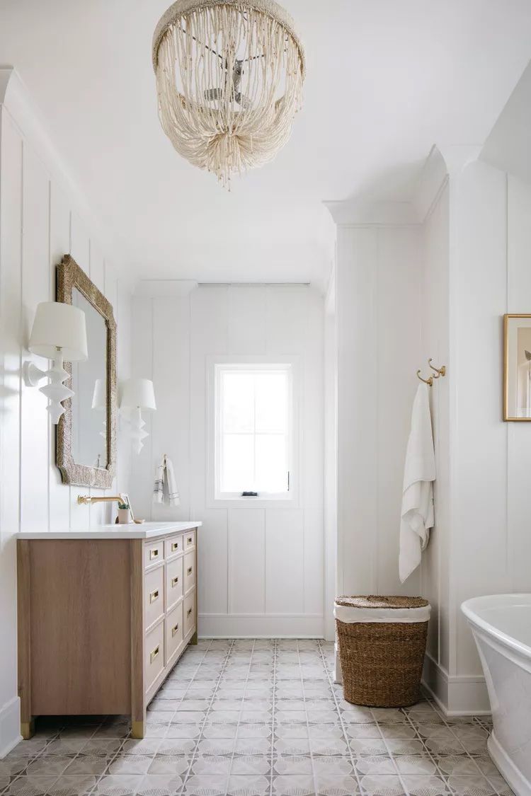 salle de bain blanche avec accents beiges
