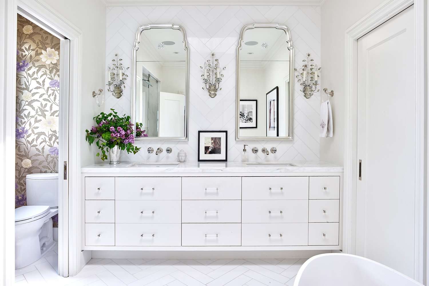 salle de bain blanche avec accents argentés