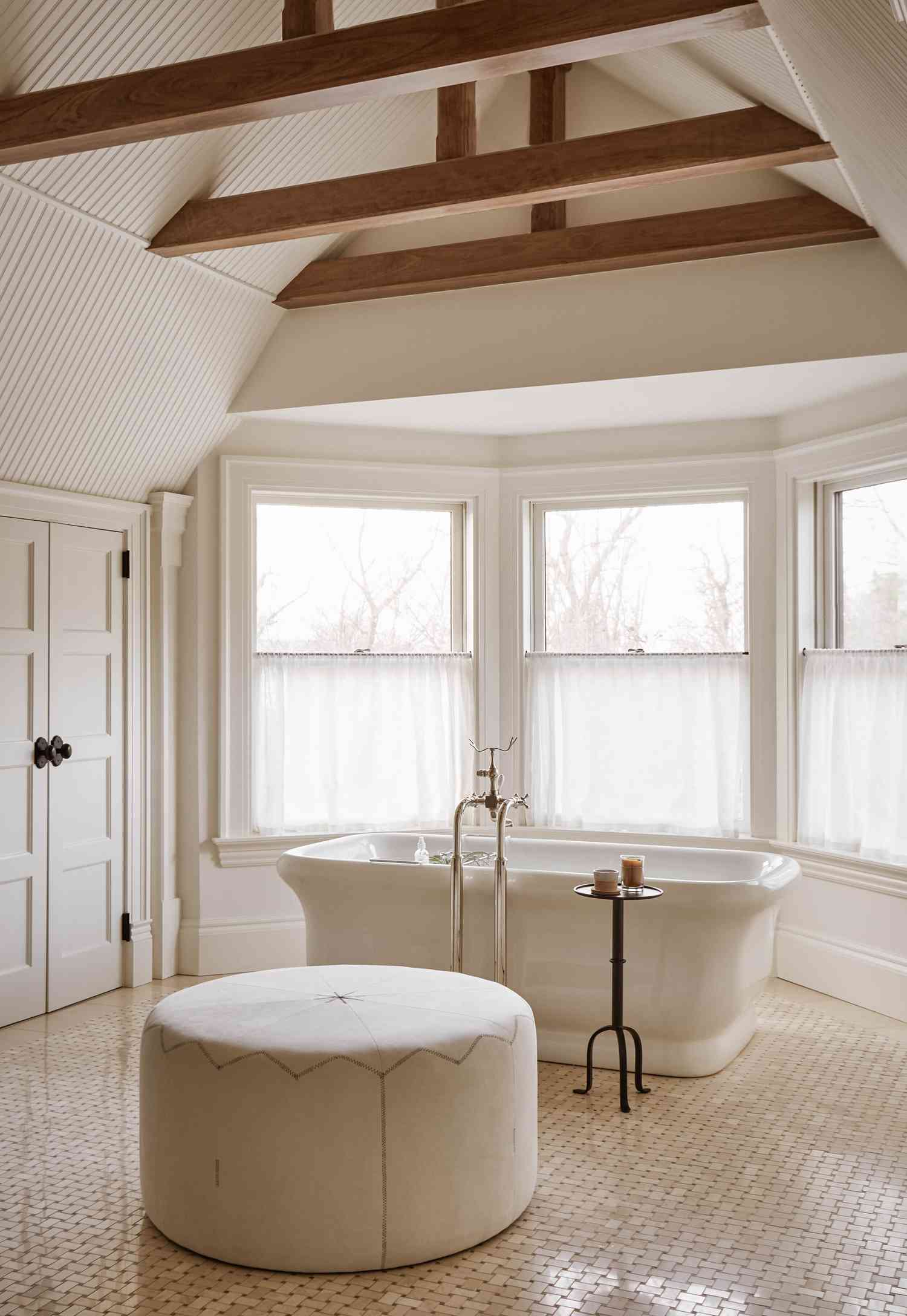 salle de bain blanche avec rideaux café