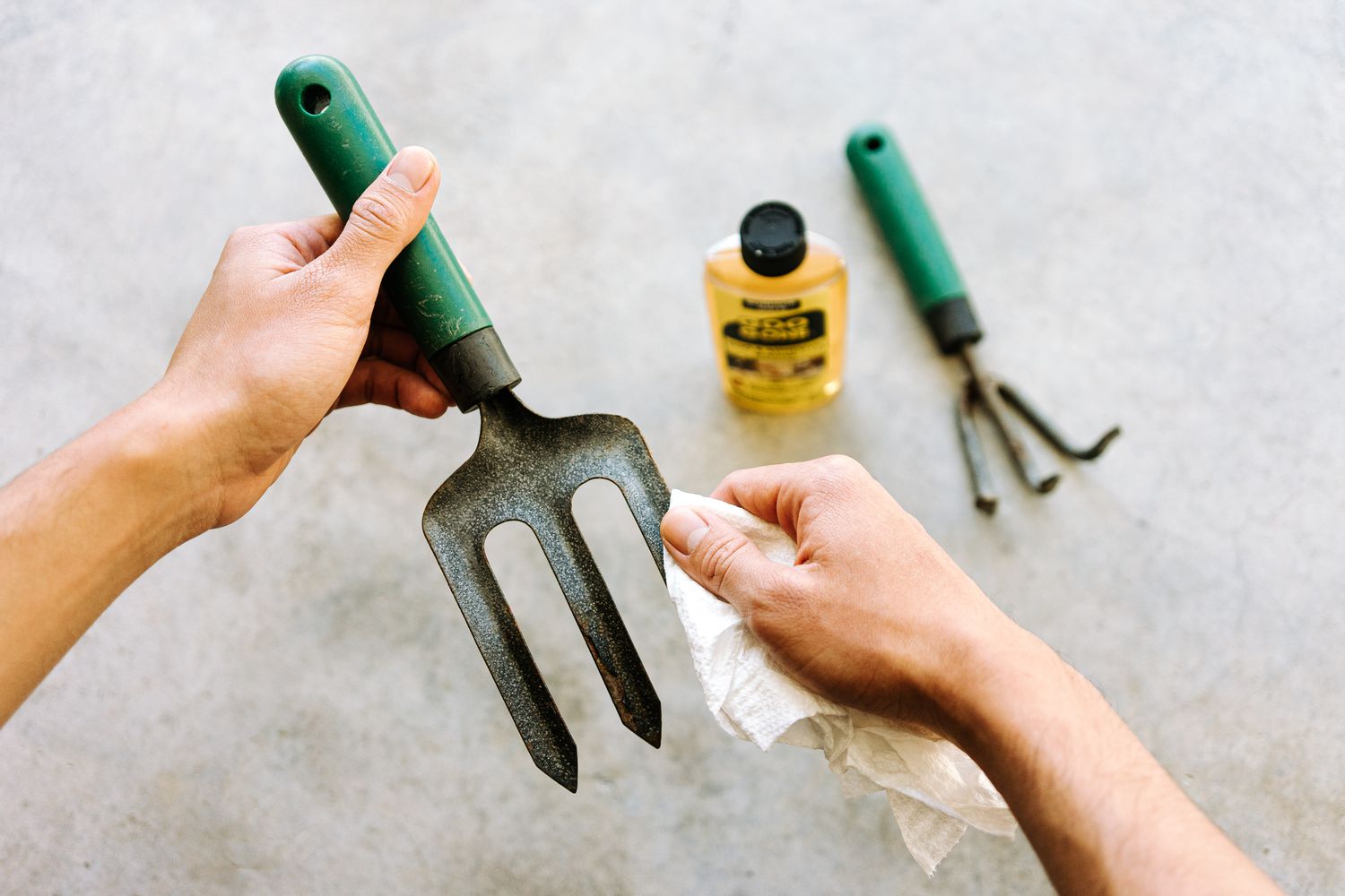 utiliser le goo gone pour enlever toute substance collante sur les outils de jardinage
