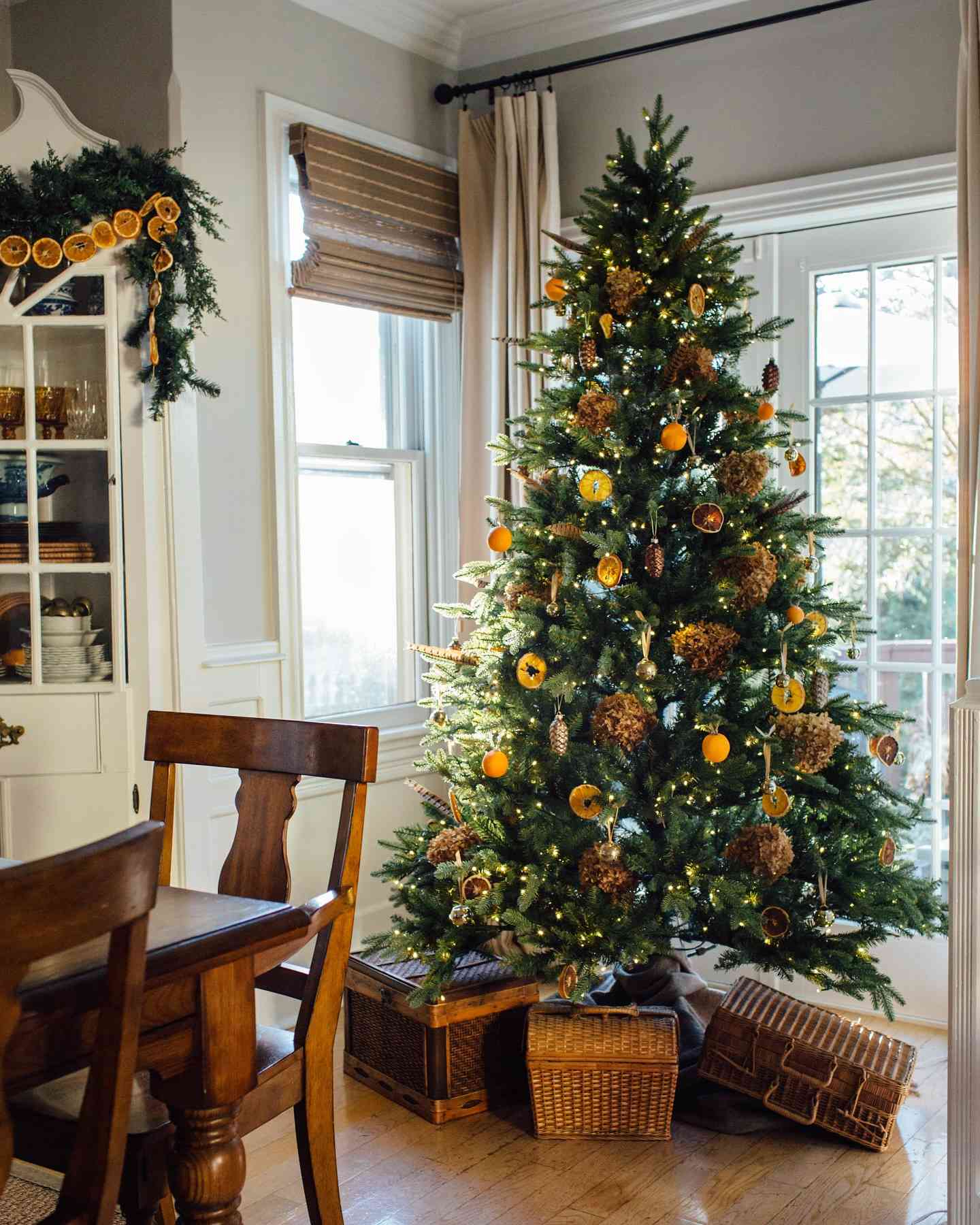 Arbre de Noël avec décorations en oranges séchées