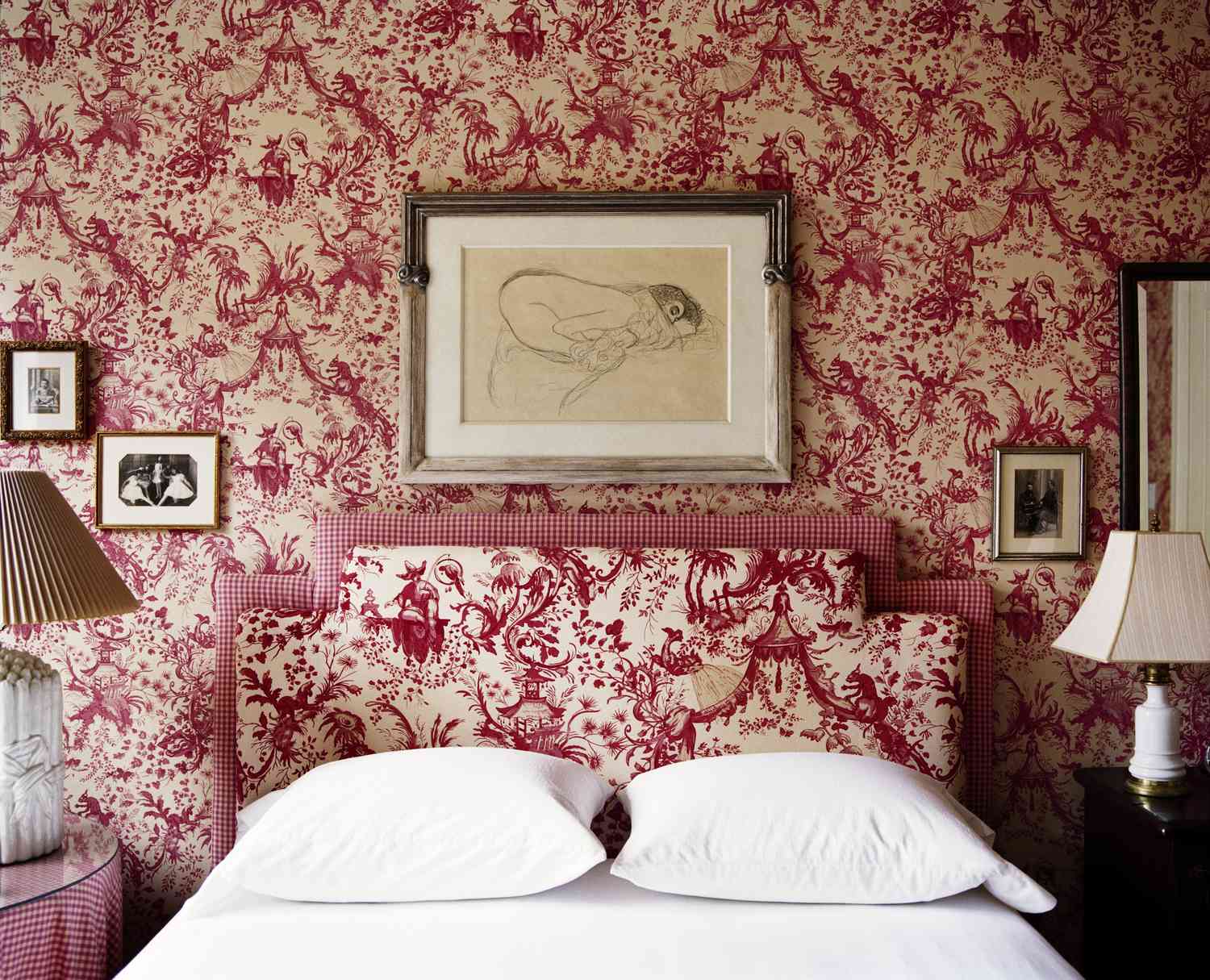 chambre à coucher rouge avec papier peint et tête de lit assortis