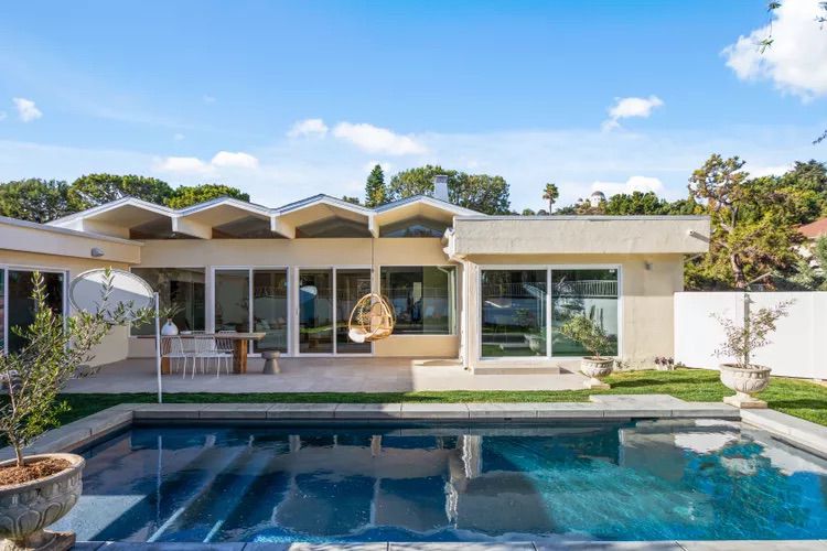 maison ombrageant une piscine