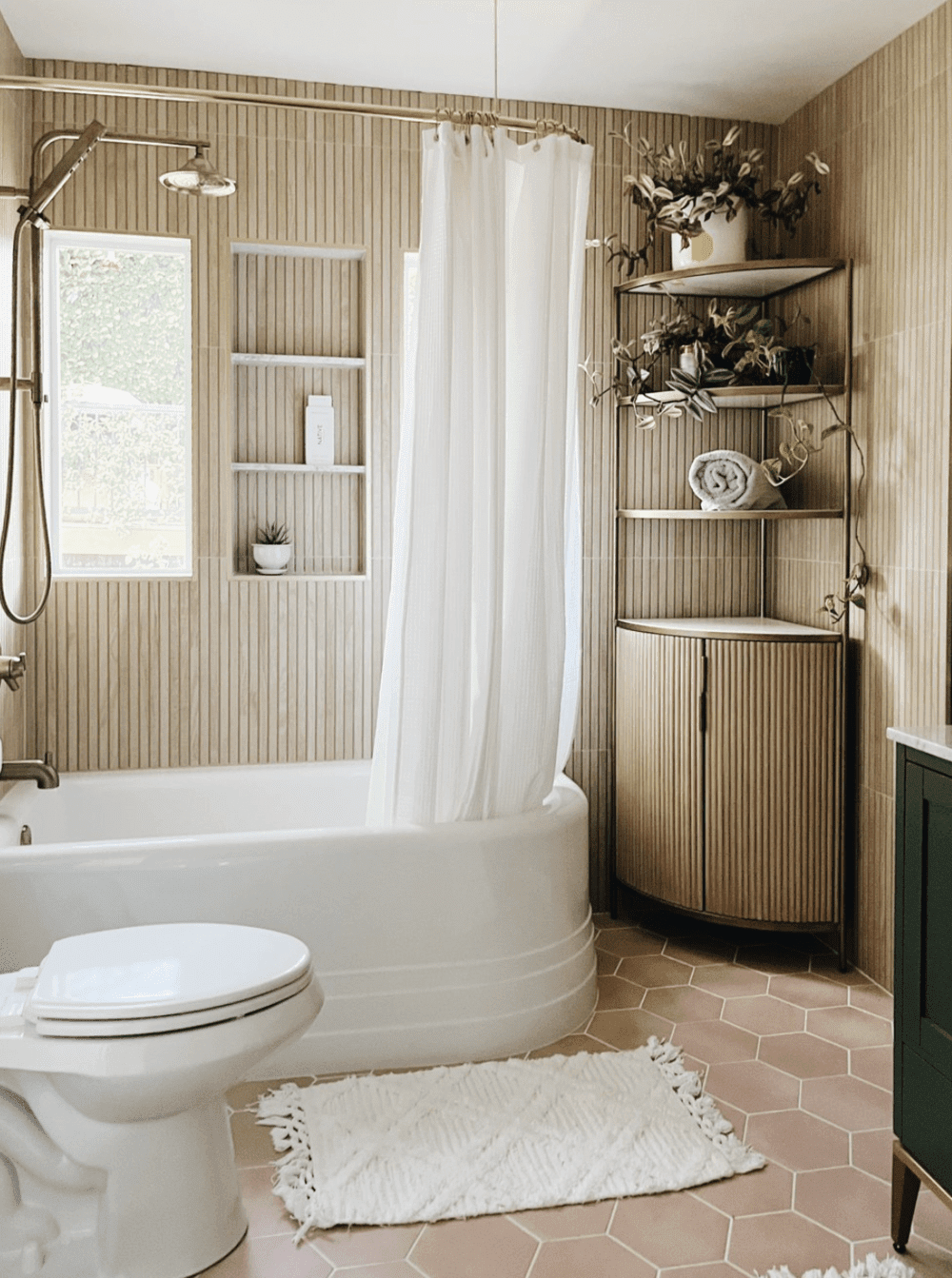 Baignoire rétro arrondie dans une salle de bains en bois et carrelage chaleureux
