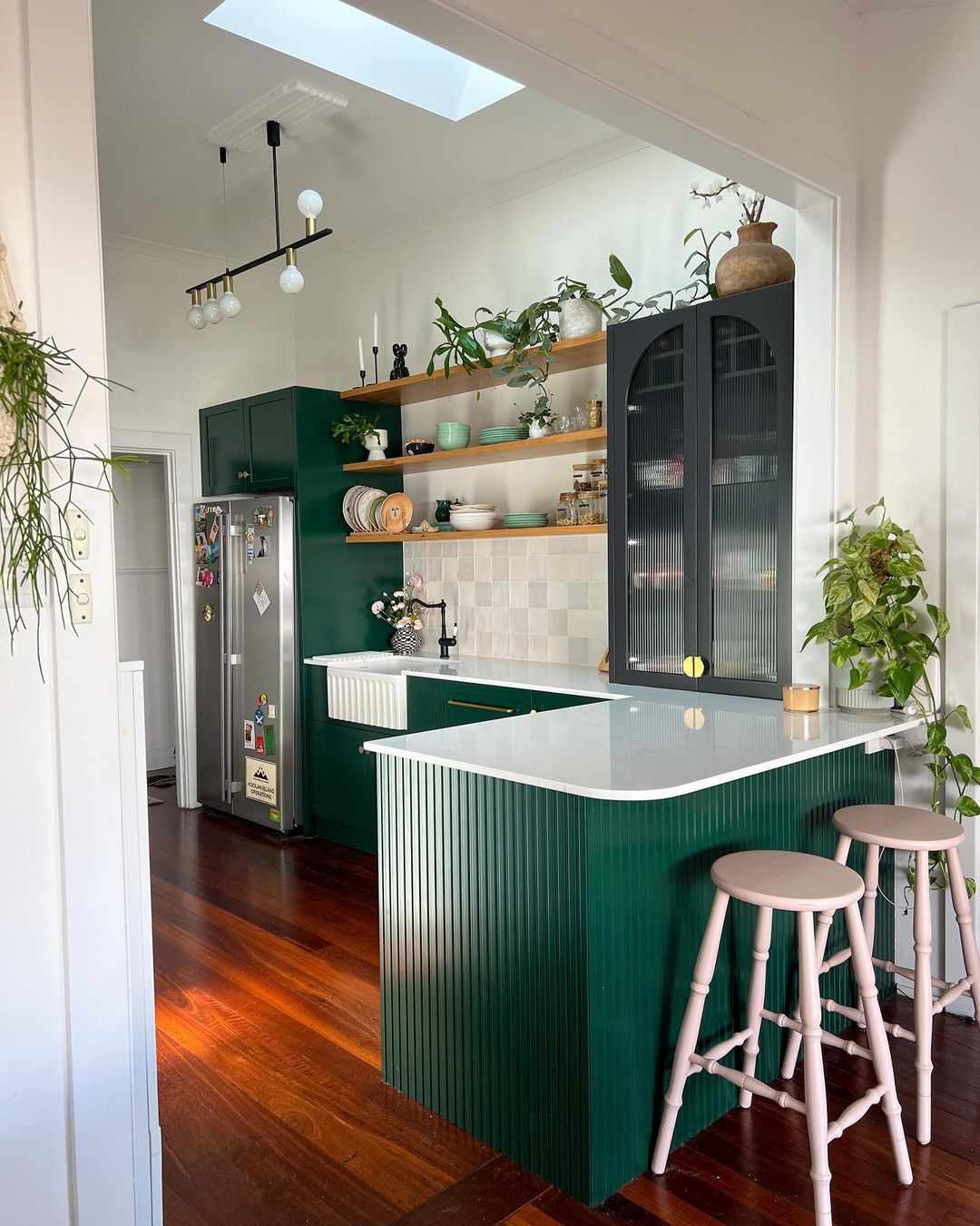 Cuisine Art déco verte avec puits de lumière