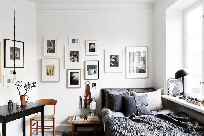 petite chambre avec lit d'angle et table de nuit à rebord de fenêtre