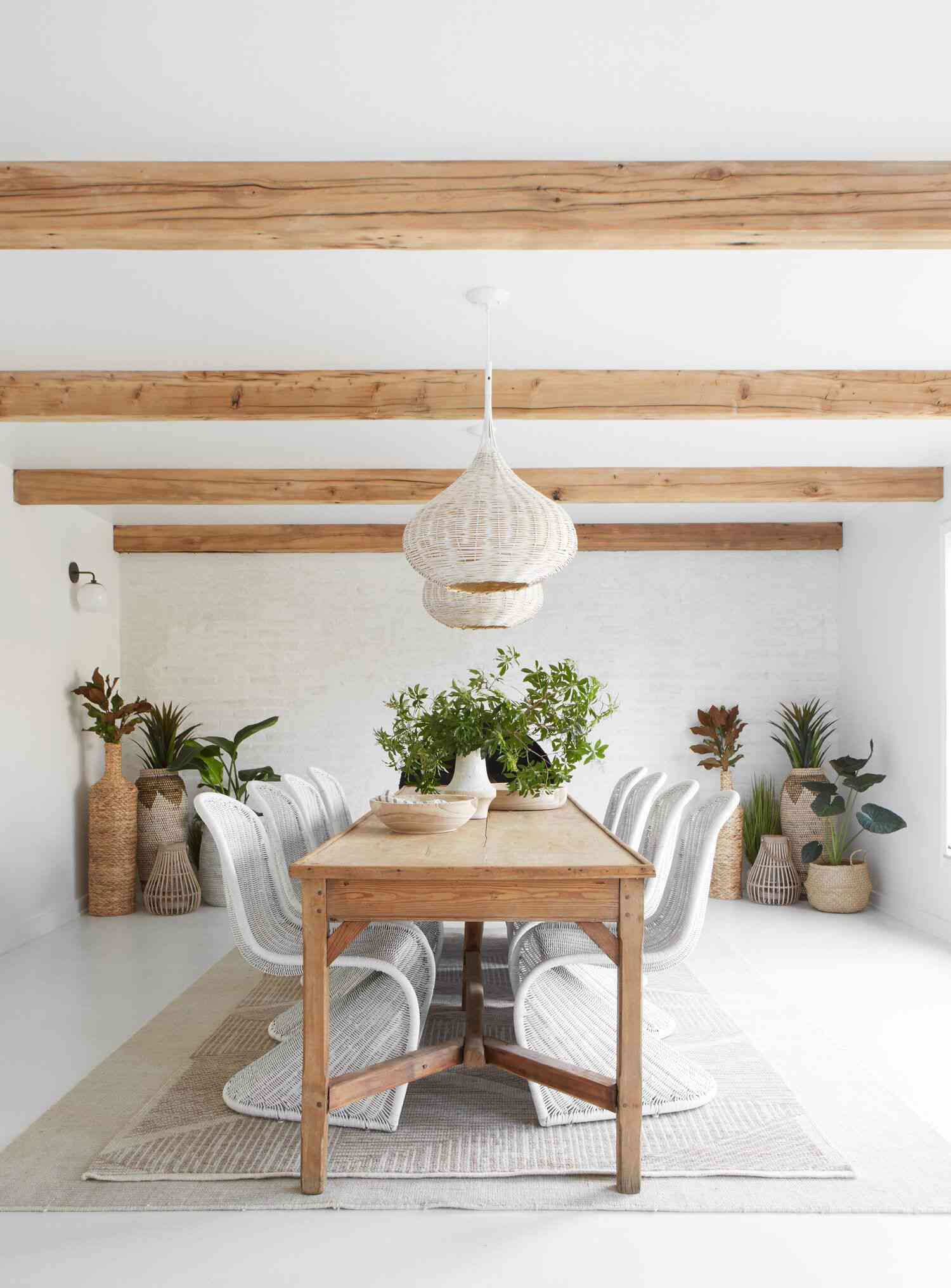 salle à manger boho avec plantes