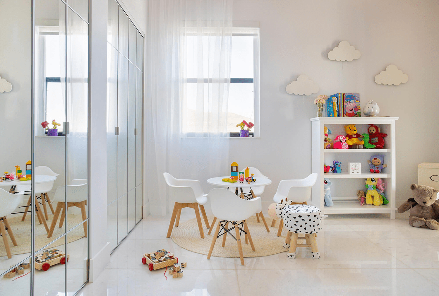 Rideau blanc transparent sur une fenêtre dans une salle de jeux pour enfants