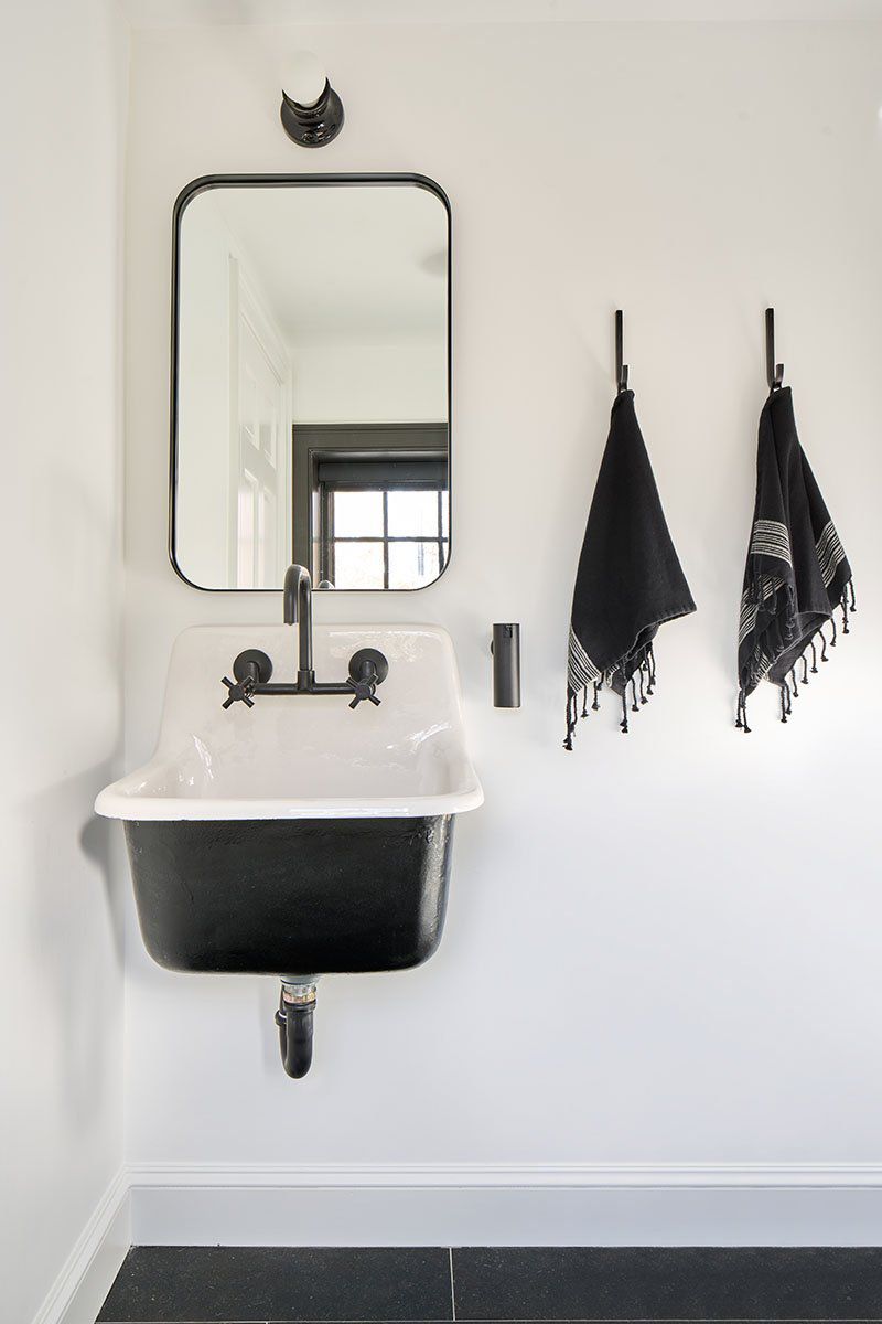 sols noirs dans une salle de bain moderne