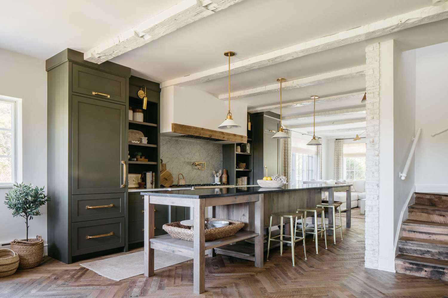 Cuisine ouverte avec le salon en arrière-plan