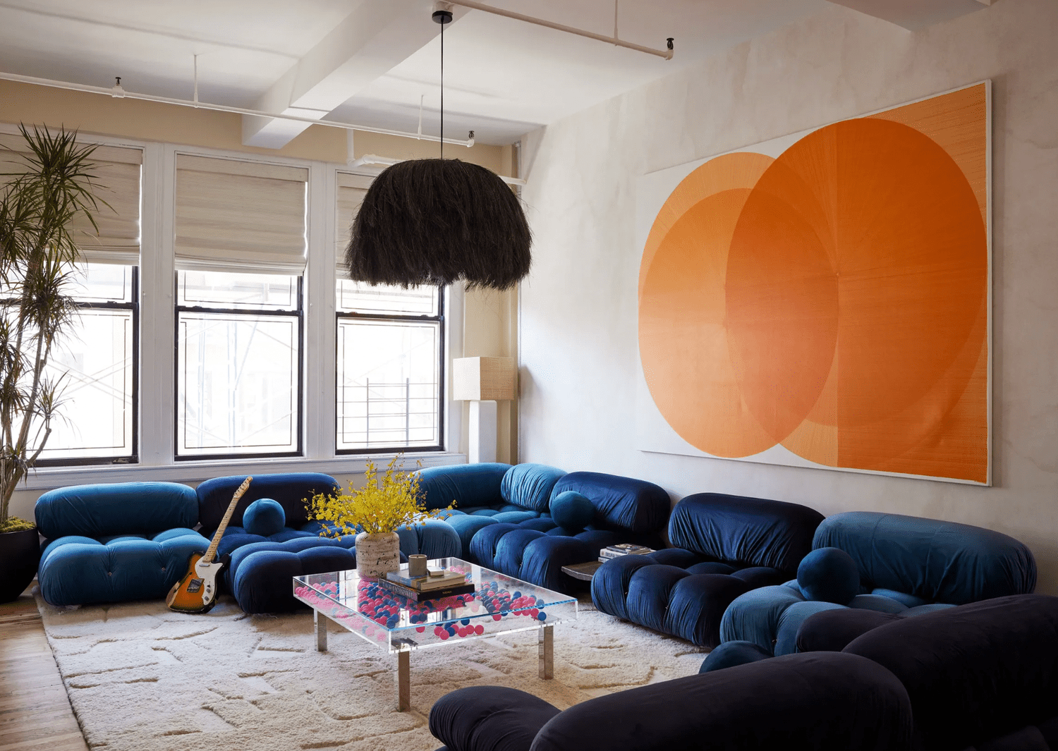 lampe suspendue qui attire l'attention