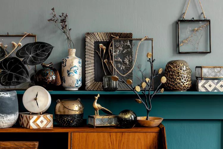 Espace de style Cluttercore avec décoration.