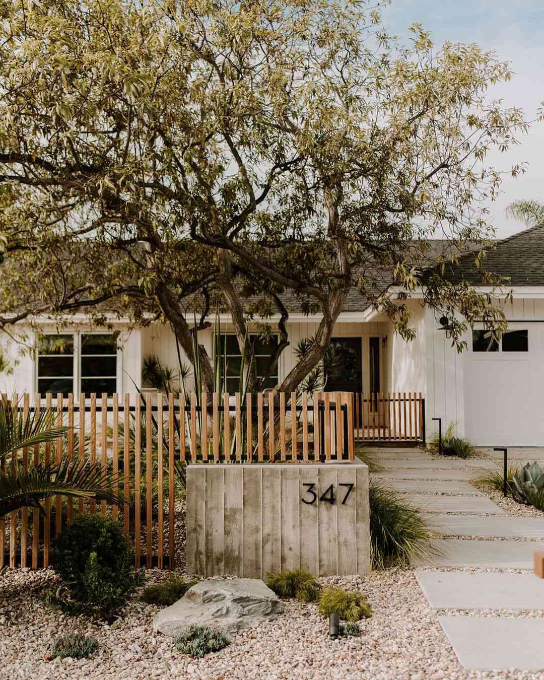 Maison blanche avec clôture en bois marron
