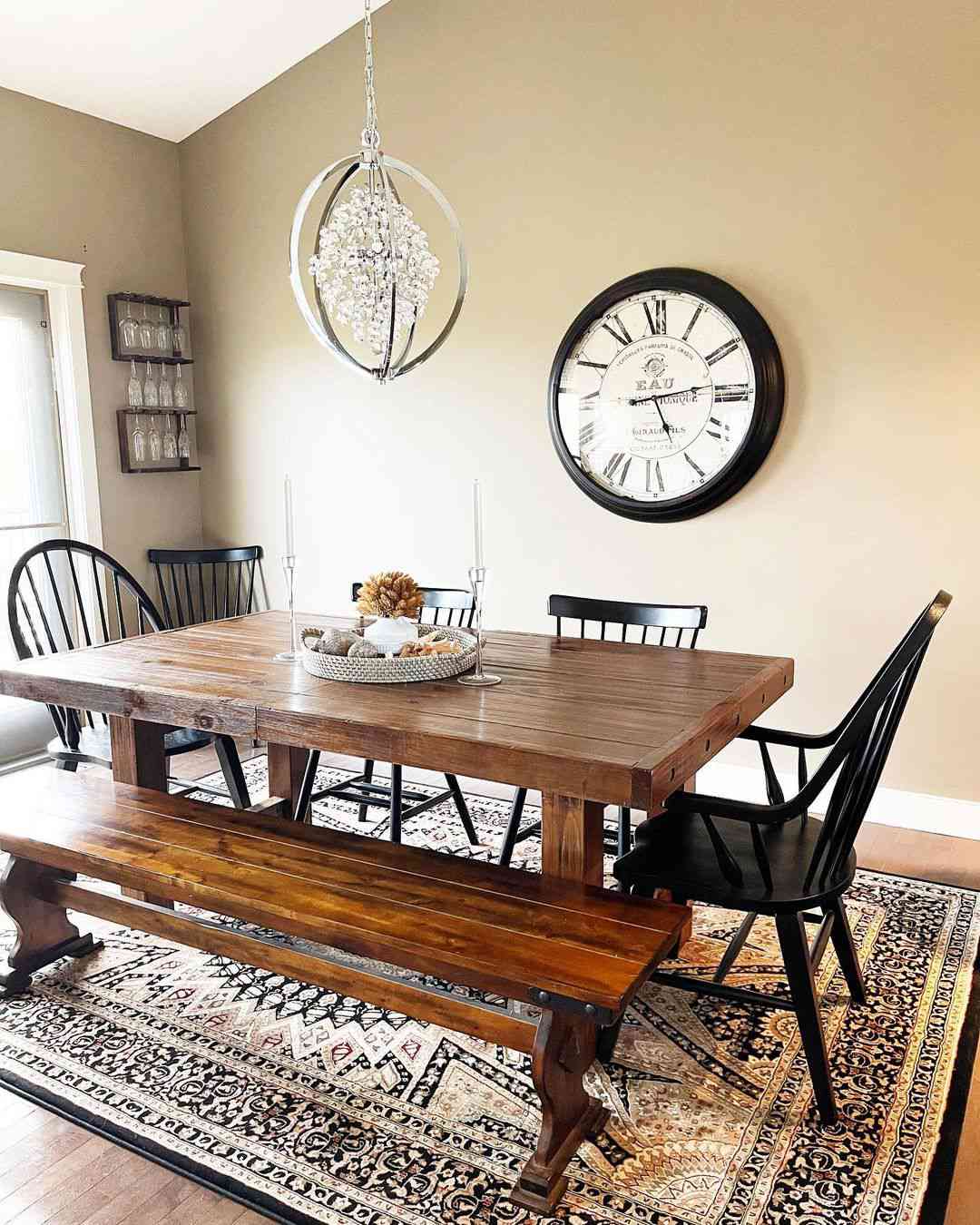 Salle à manger taupe avec table en bois et chaises noires