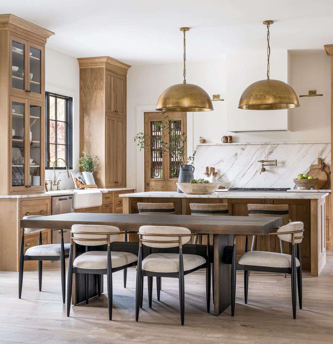 Coin repas Farmhouse dans la cuisine avec des luminaires dorés