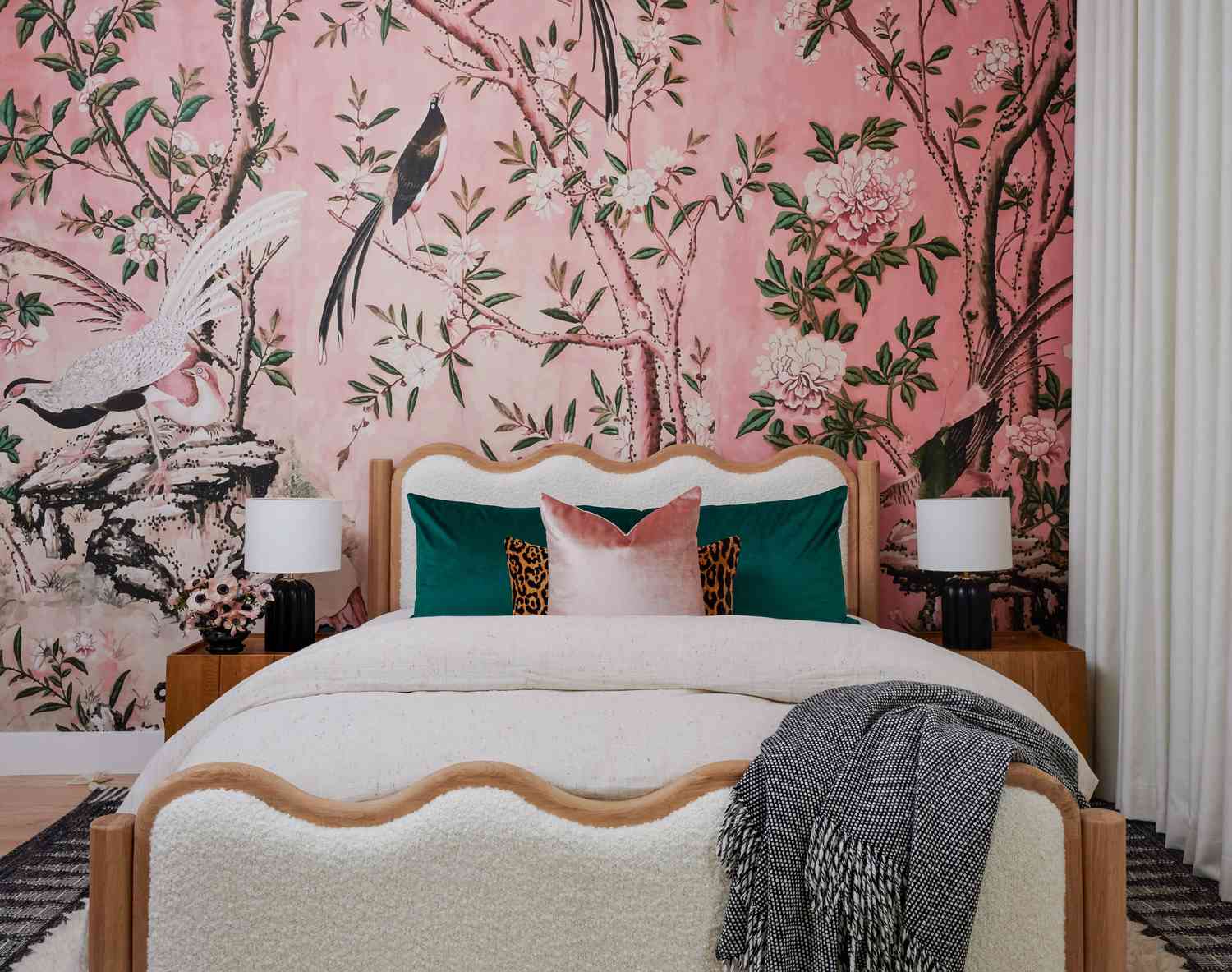 papier peint floral rose avec lit en boucle