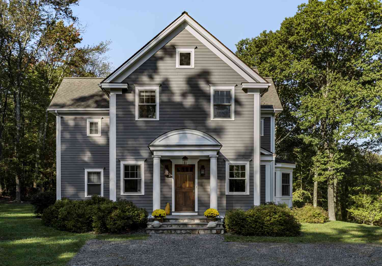 couleurs de l'extérieur d'une maison en gris et blanc