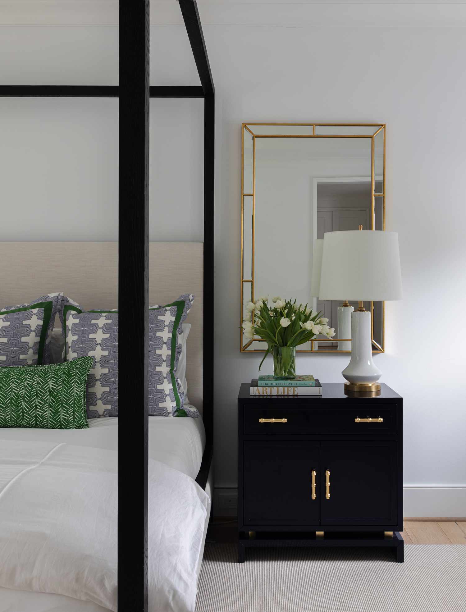 chambre à coucher noir et blanc avec murs gris