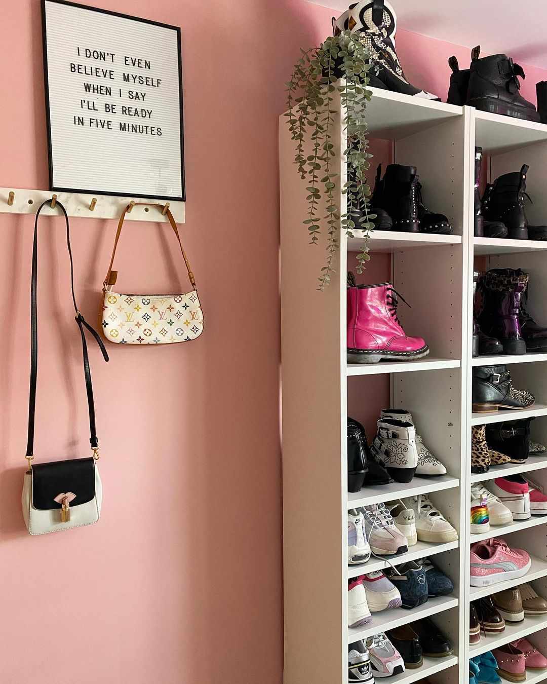 Une étagère utilisée comme porte-chaussures