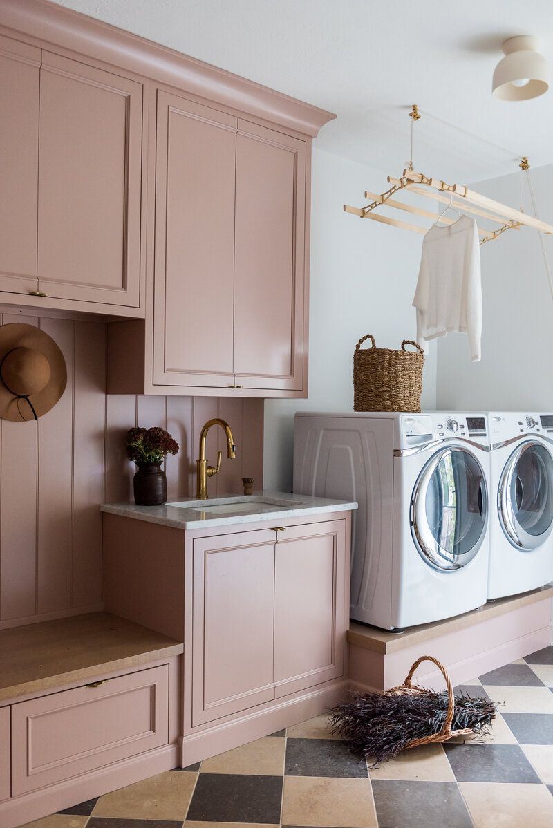 mudroom salle de lavage avec séchoir au plafond