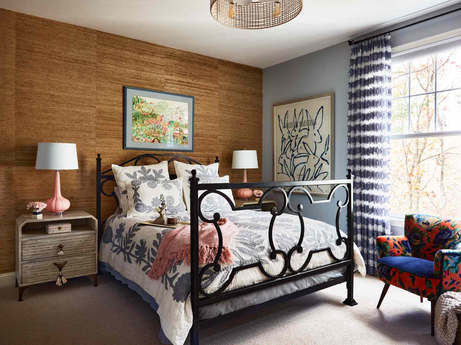 Dans une chambre, un mur d'accent fait de panneaux de bois réchauffe le bleu froid du reste de la pièce.