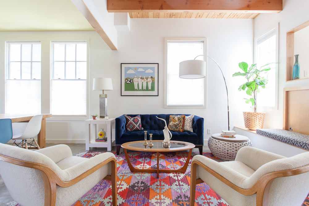 Salon blanc avec tapis de couleur vive