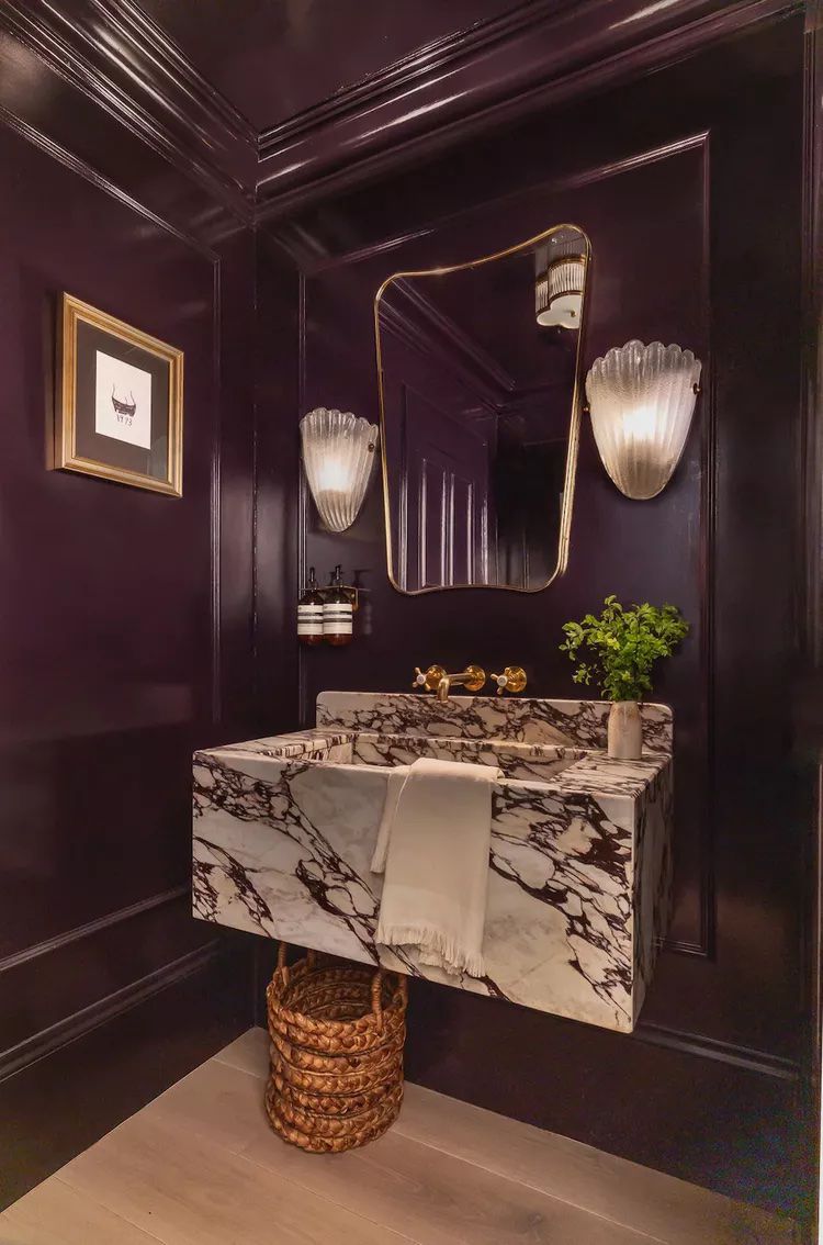 Petite salle de bain avec murs et plafond violet foncé brillant.