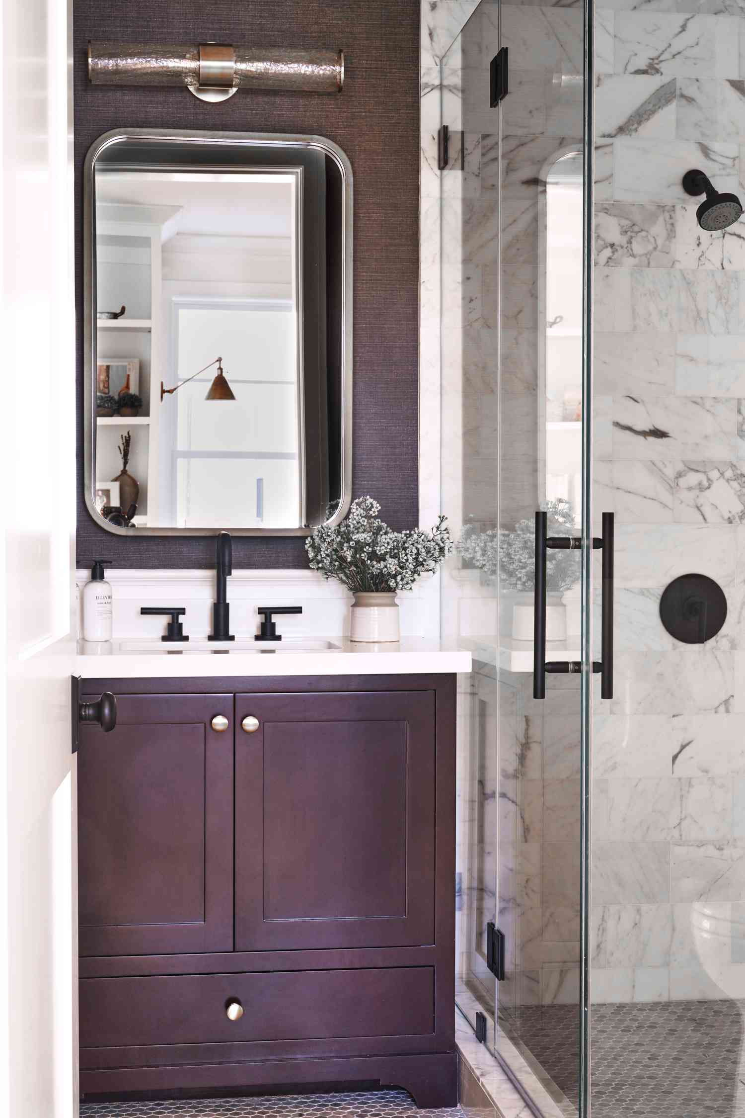 Salle de bains avec vanité et murs violet sourd.