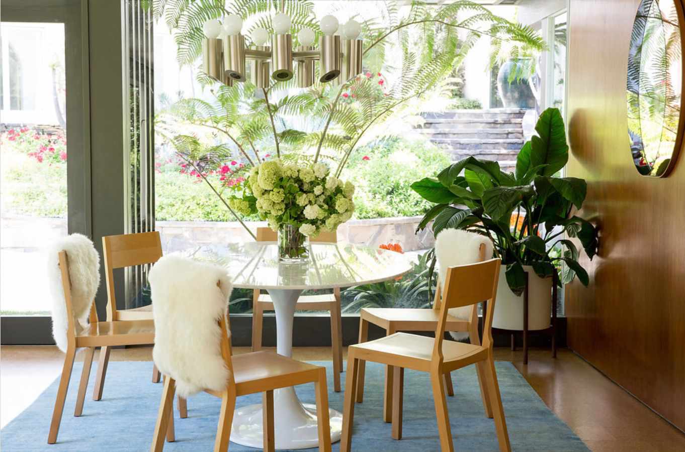 salle à manger de style moderne du milieu du siècle