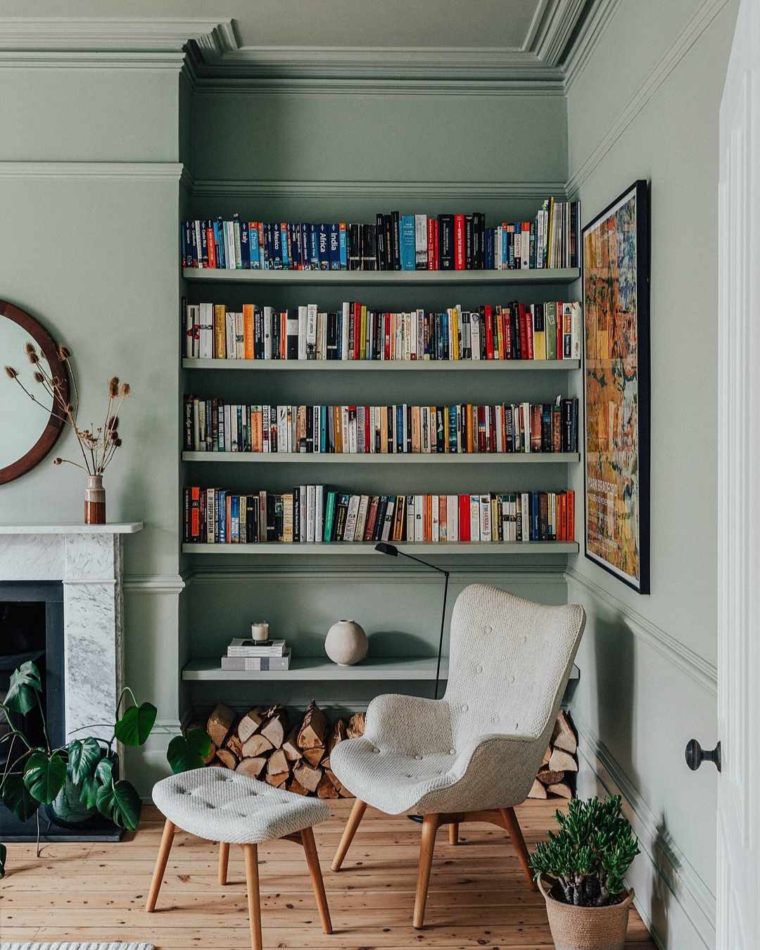mur bleu gris encastré avec dos de livres colorés