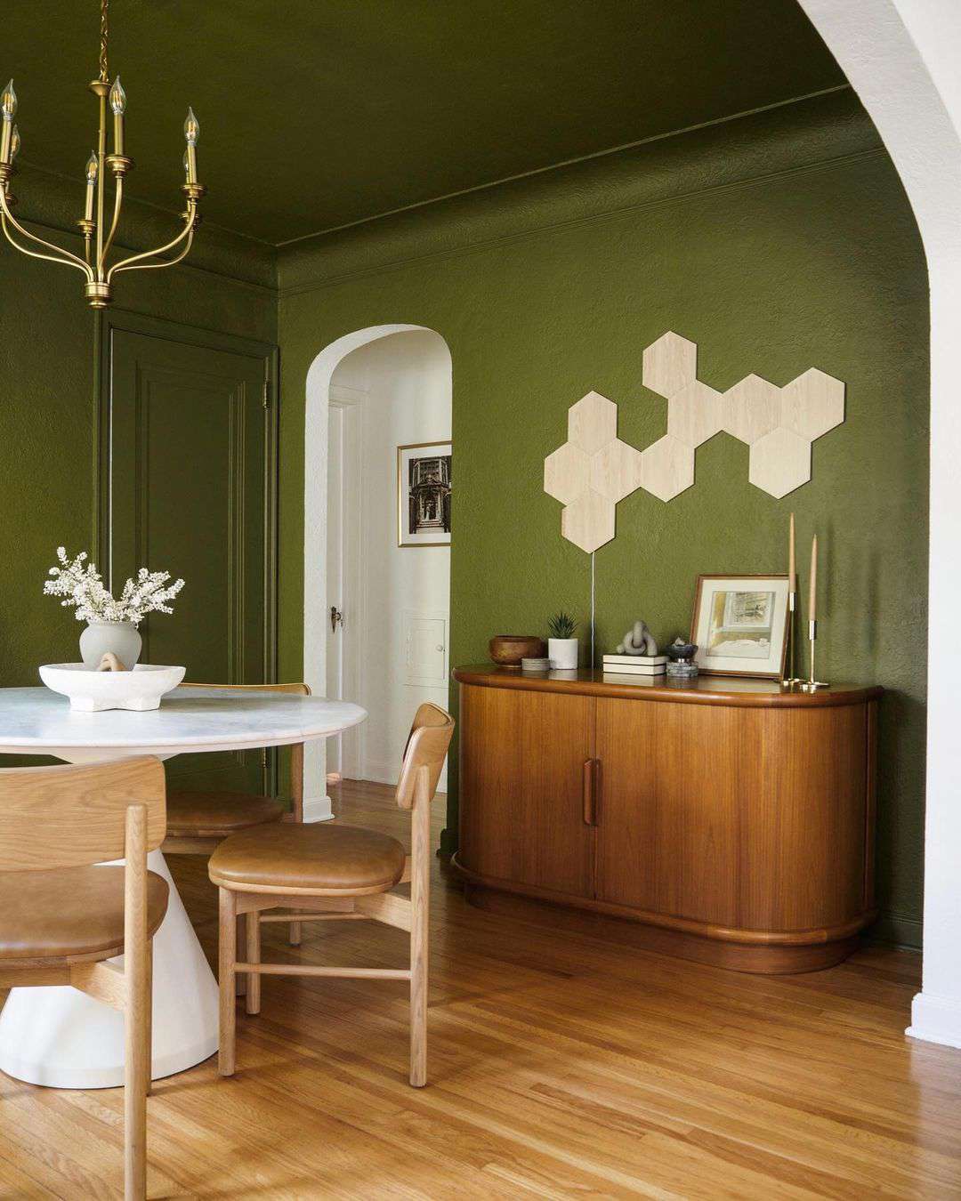 Salle à manger verte avec murs olive.