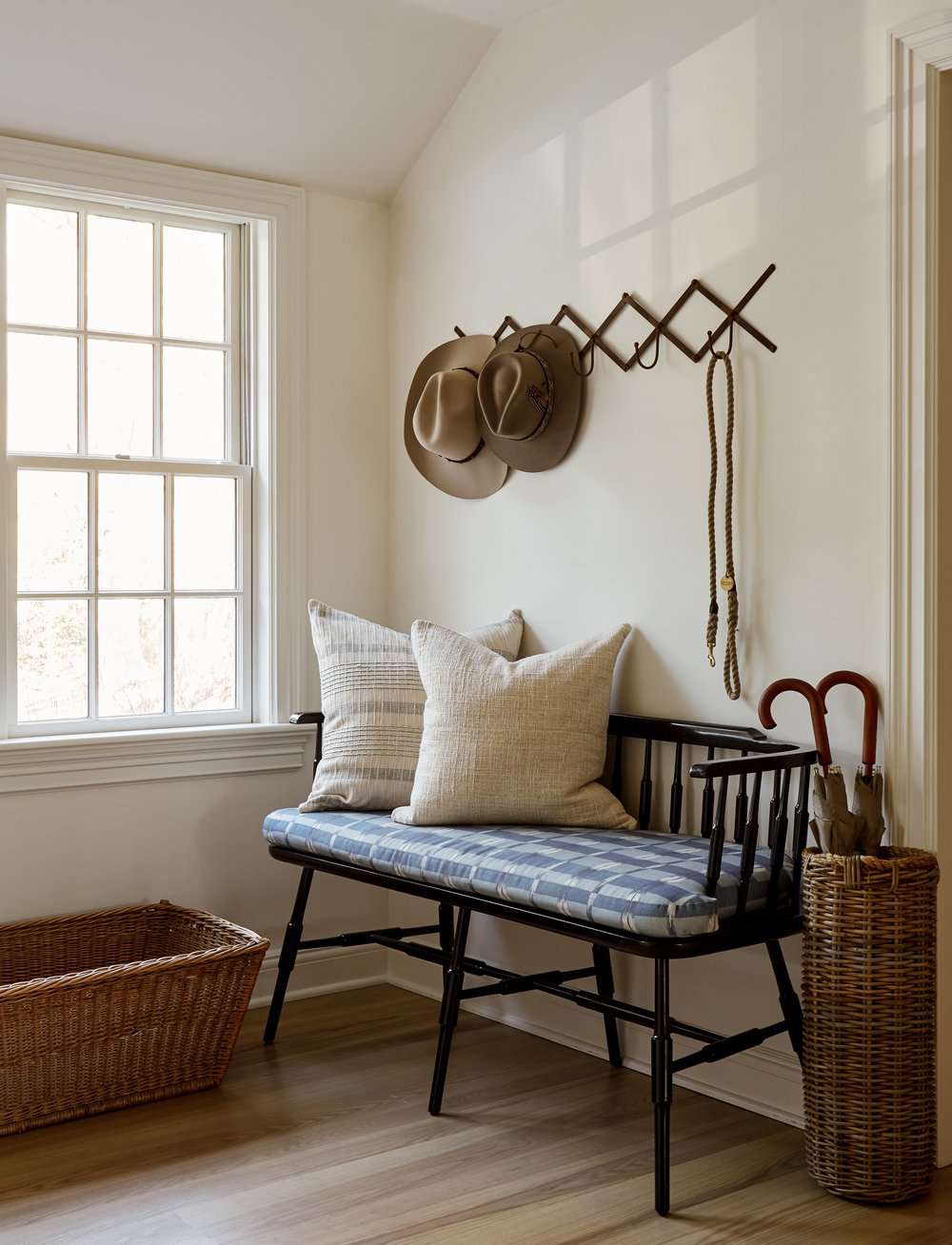 petit foyer avec porte-chapeaux, porte-parapluies et banc